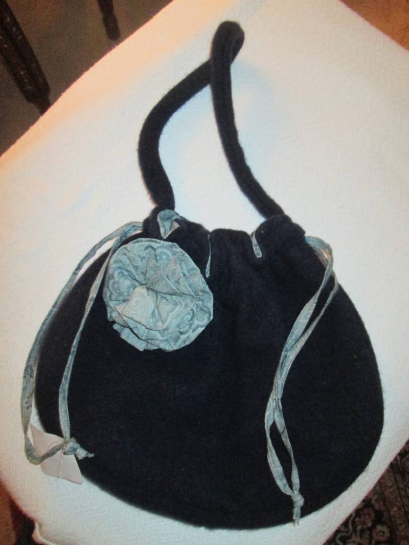 Recycling-Wolle Handtasche in Tief Dunkelblau Mit Kattun Blume Und Futter. Drawstring Schließen. Tags Auf Ewesd Pullover. Tolles Geschenk von MrsHummelsBasement