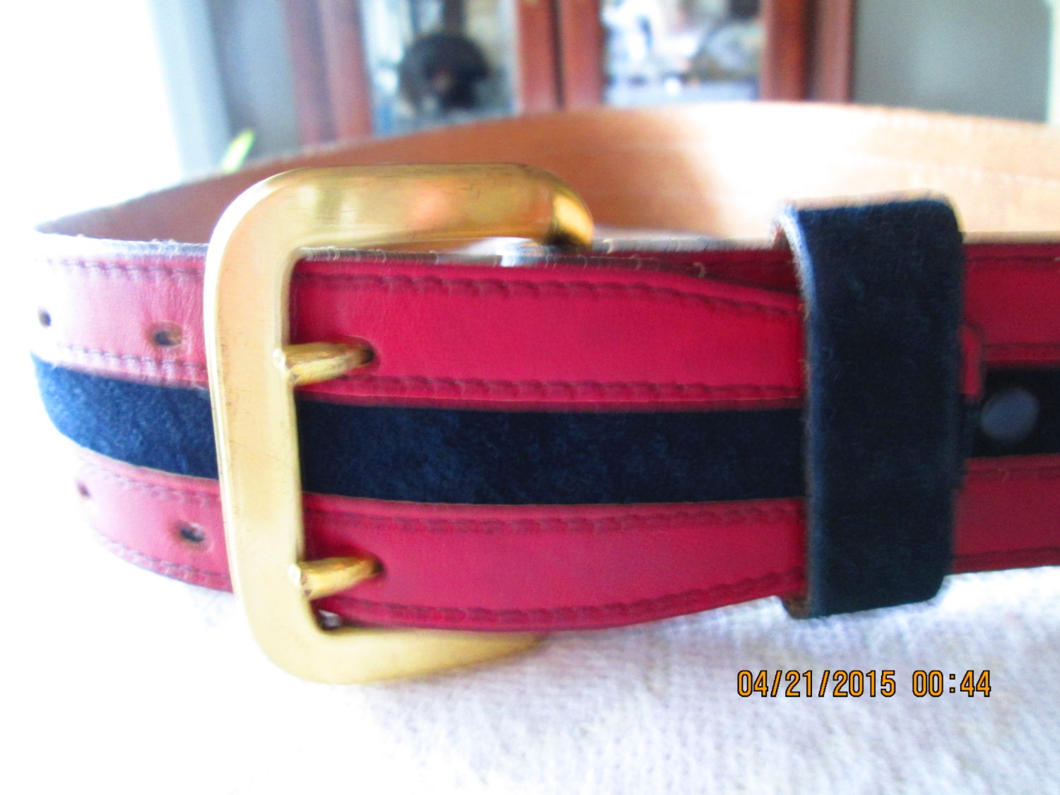 Rot Leder Und Marineblau Wildleder Gürtel Mit Goldener Schnalle . Er Ist Vom Designer Gestempelt. 34 Lang 1, 5 "Breit.70-31" Vintage von MrsHummelsBasement