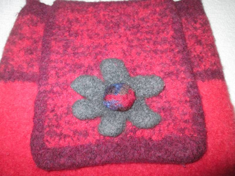 Rote Dicke Boho Geldbörse Aus Gekochter Wolle Mit Floraler Frontklappe. Hippy Spaß Bordeaux Gurt Und Boden von MrsHummelsBasement