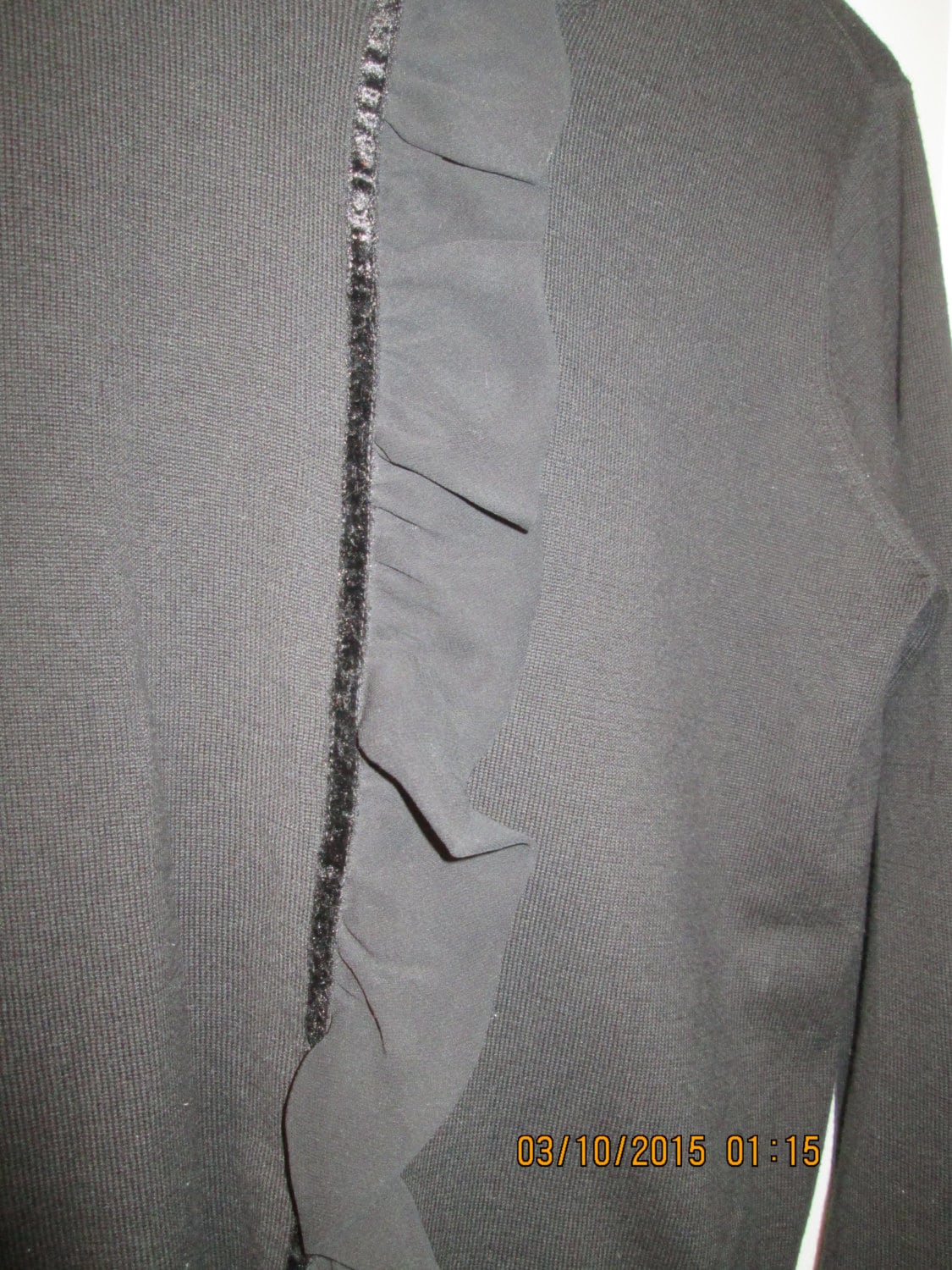 Van Huesen Perfekter Kleiner Abendpullover Aus 55 Acryl Und 45 Baumwolle Mit Chiffon Samtbesatz. Größe M Vintage von MrsHummelsBasement