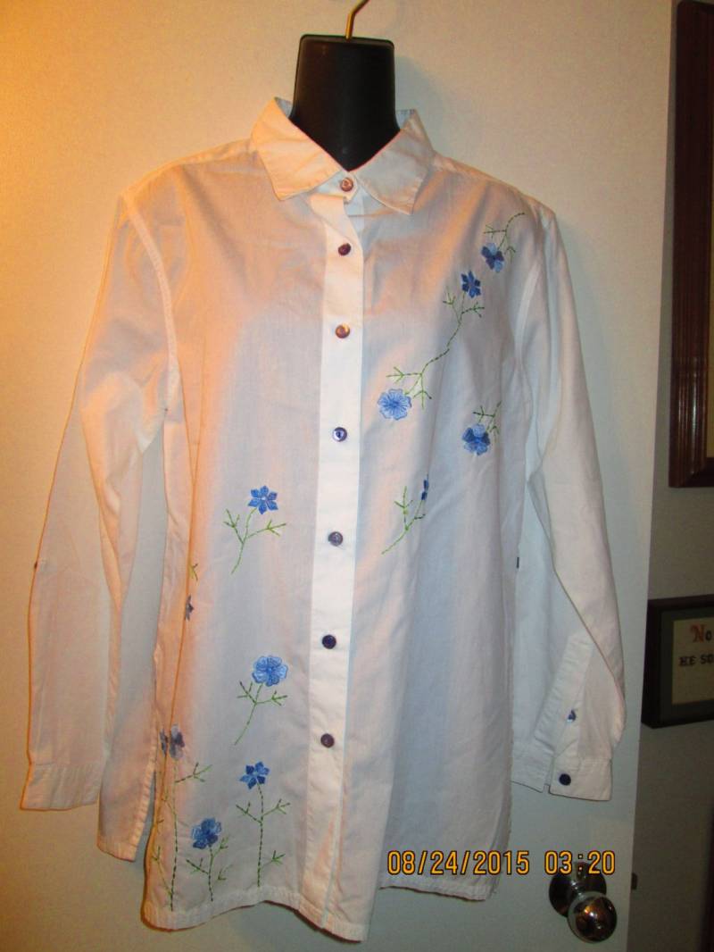 Vintage Bobbie Brooks Long Shirt Aus Baumwolle Weiß Mit Blauer Stickerei. Hervorragender Zustand. Hergestellt in Indien. Super Weiche Baumwolle von MrsHummelsBasement