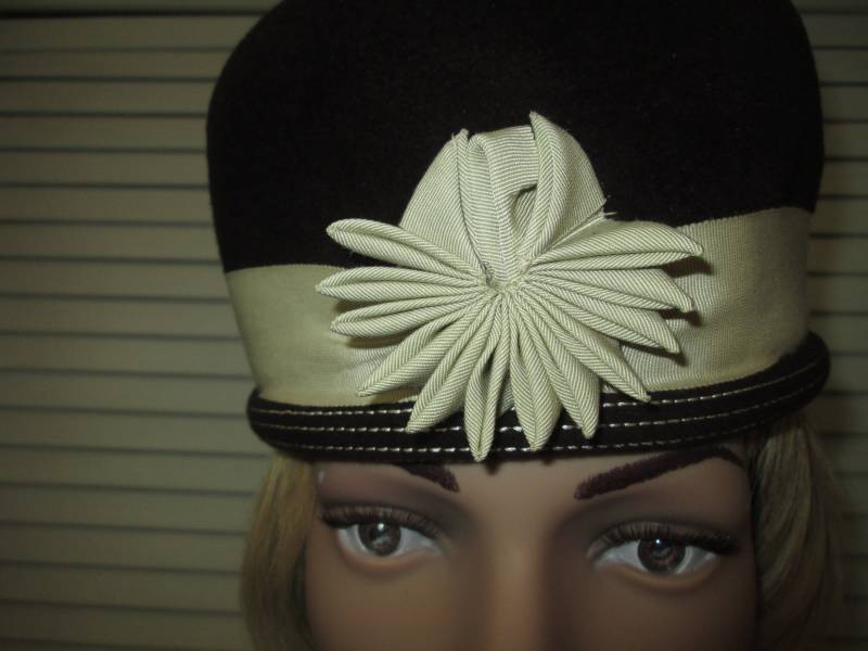 Vintage Braune Wolle Und Grosgrain Band 1930 Downton Abbey Miss Fisher Flapper Stil Braun Beige Hohe Wollmütze Made in Italy von MrsHummelsBasement