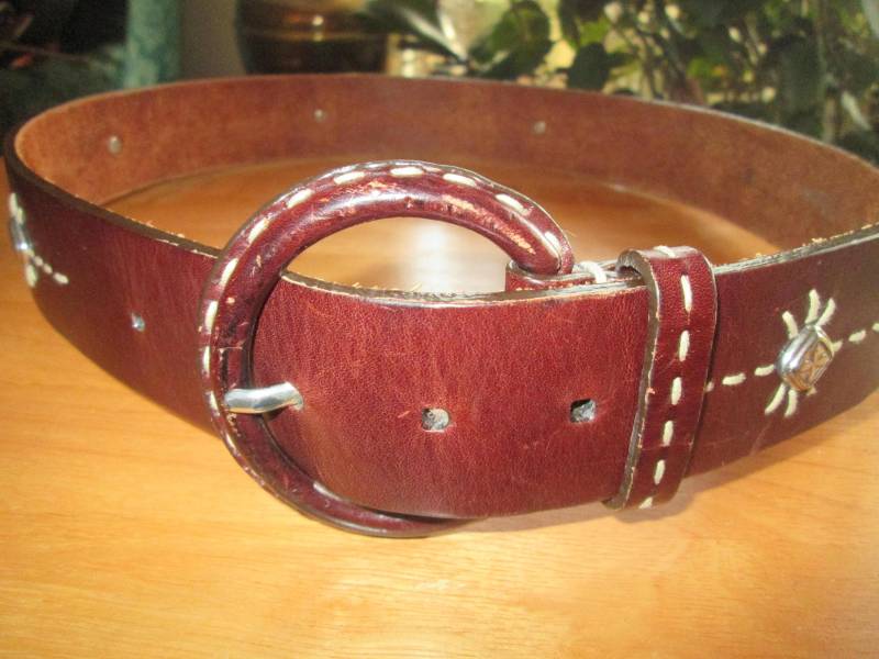 Vintage Brighton Glatter Brauner Gürtel Mit Silberfarbenen Ösen Entwirft Weißen Nähten Mitten Und Große Leder-Gürtel-Schnalle Passt 33 Bis 37" von MrsHummelsBasement