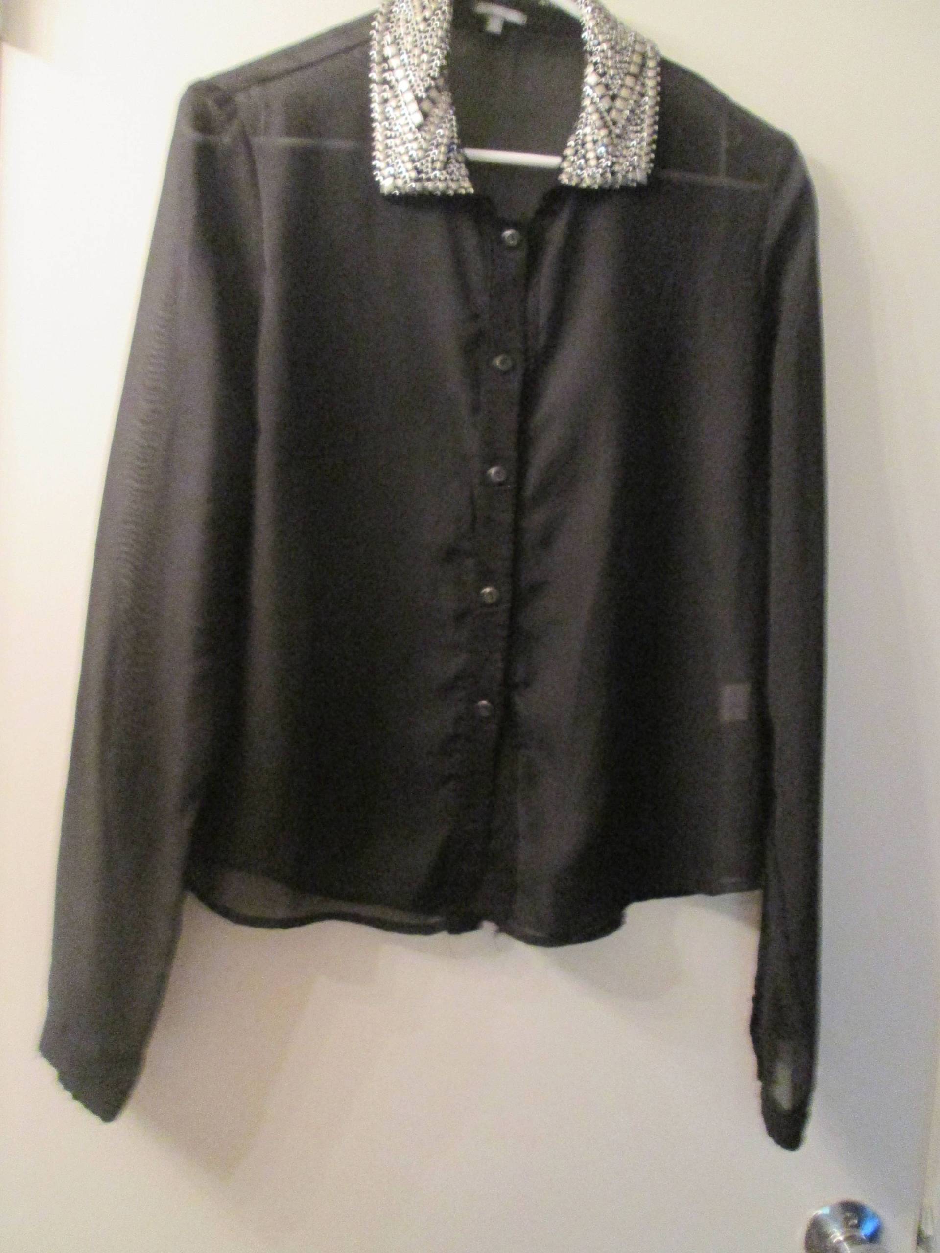 Vintage Charlotte Russe Schwarze Chiffon Bluse Mit Schwerem Silberfarbenem Perlenkragen. Made in Usa Schiere Chiffon Bluse von MrsHummelsBasement