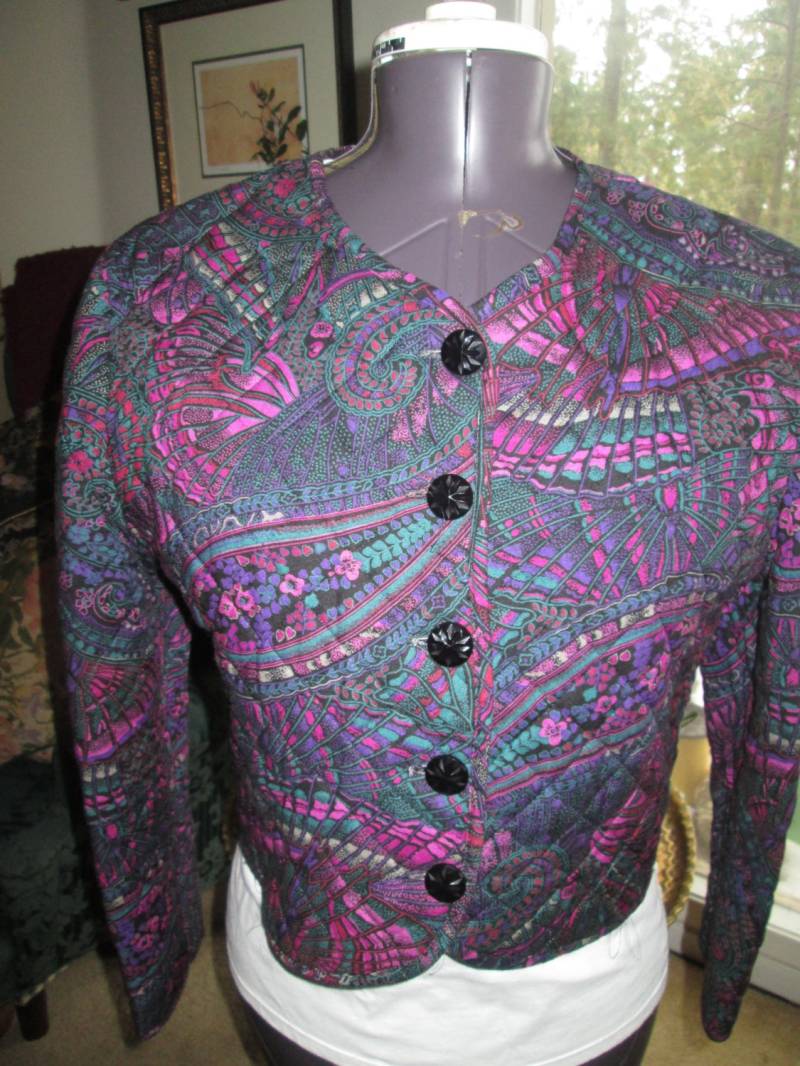 Vintage First Options Kräftig Lila Paisley Kurze Jacke Mit Schwarzen Jet Knöpfen. Gestepptes Schwarzes Futter. Hergestellt in Den Usa. Rayon Größe L Vintage First Options Kräftig Lila Paisley Kurze Jacke Mit Schwarzen Jet Knöpfen. Gestepptes Schwarzes Futter. Hergestellt in Den Usa. Rayon Größe L von MrsHummelsBasement