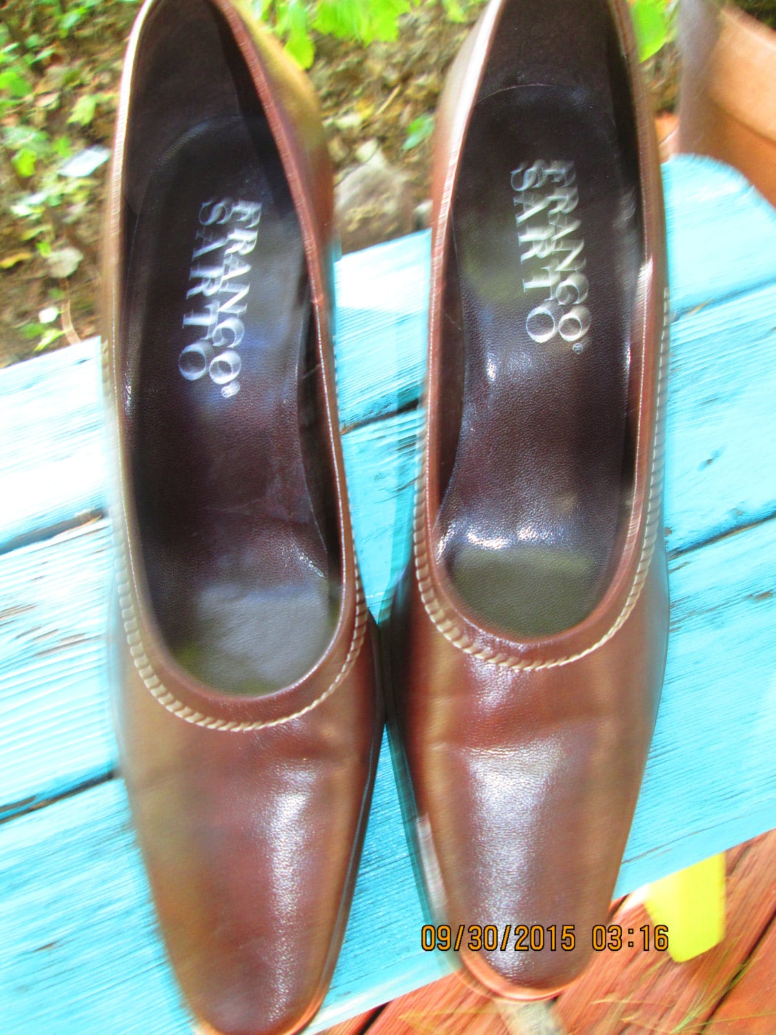 Vintage Franco Sarto Dunkelbraun Weiß Genähte Zierleiste Lederabsätze in Neuwertigem Zustand. Größe 7M Love The Funky Wedged Stack Heels von MrsHummelsBasement