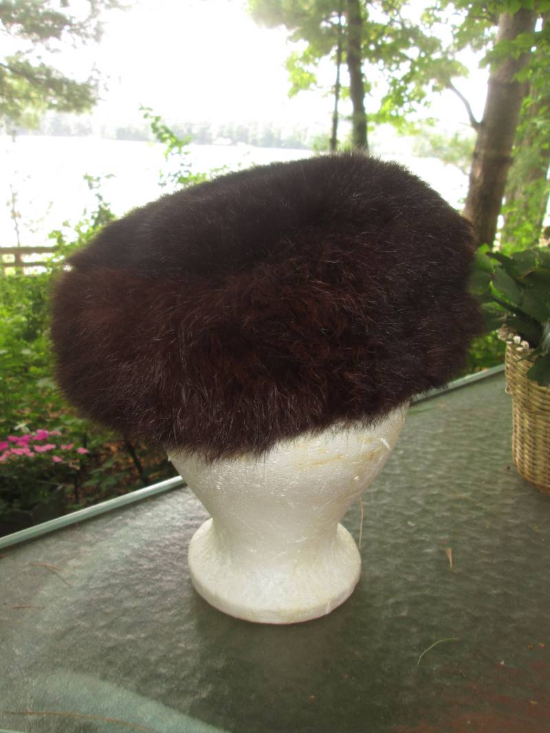 Vintage Gemacht in Die Usa Fell Arbeiter Label Dunkel Braunes Kaninchen Pelz Hut Baskenmütze Beanie Einzigartige 1960 Oder Früher. Spaß Pelzhut von MrsHummelsBasement