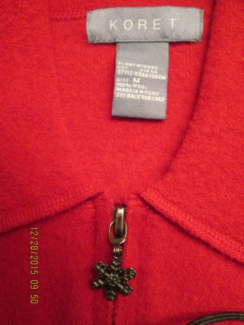 Vintage Koret Rot Gekochte Wolle Kabel Strick Vorne Metall Reißverschluss Cardigan Mit Schneeflocke Ziehen Zwei Vordertaschen Größe Medium von MrsHummelsBasement