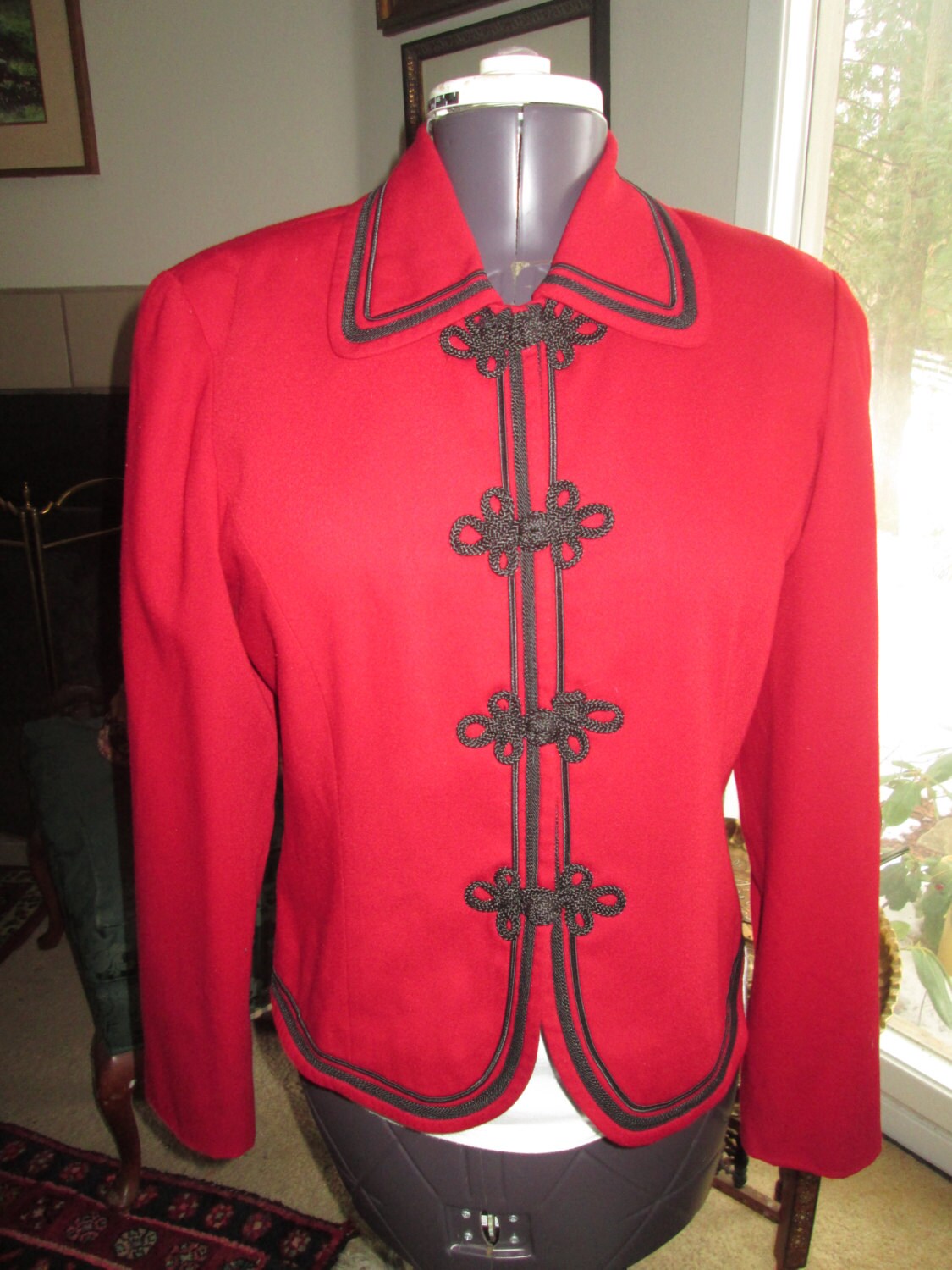 Vintage Rot Geschlechtete Wolljacke Mit Schwarzem Rayon-Souchet Und Froschverschlüssen. Stephanie Cueller Made in The Usa. Voll Gefüttert von MrsHummelsBasement