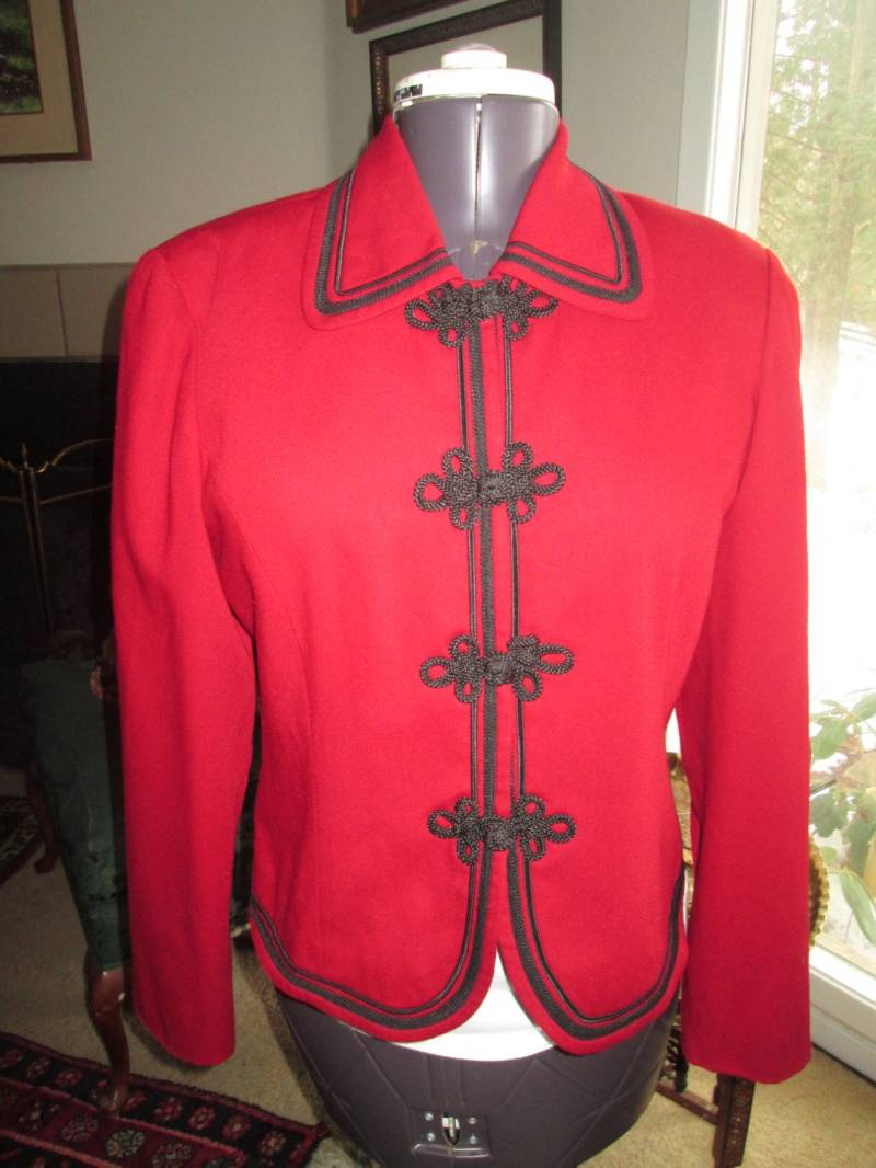Vintage Rot Geschlechtete Wolljacke Mit Schwarzem Rayon-Souchet Und Froschverschlüssen. Stephanie Cueller Made in The Usa. Voll Gefüttert von MrsHummelsBasement