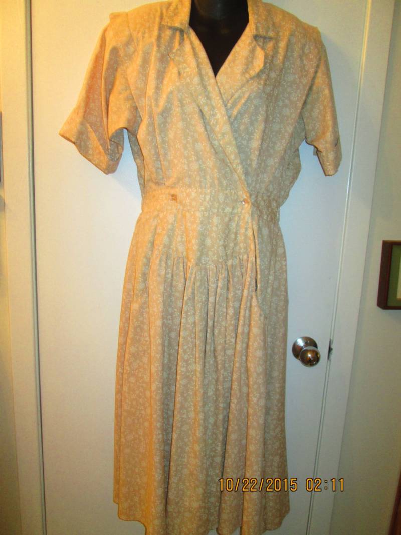 Vintage Sally Lou 1970Er Jahre Beige Abgesetzte Fronttaschen Voll Rocked Kleid. Schönes Weiches Muster. Liebling Stil. Größe 10 von MrsHummelsBasement