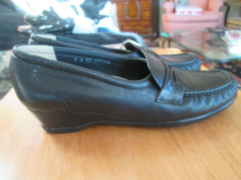 Vintage Sas | San Antonio Schuhe Schwarz Niedrigen Keil Leder Loafer Stil Slip Auf Lederschuh Qualität Absatz Vtg Schuh Größe 9N Near Mint Vintage Sas | San Antonio Schuhe Schwarz Niedrigen Keil Leder Loafer Stil Slip Auf Lederschuh Qualität Absatz Vtg Schuh Größe 9N Near Mint von MrsHummelsBasement