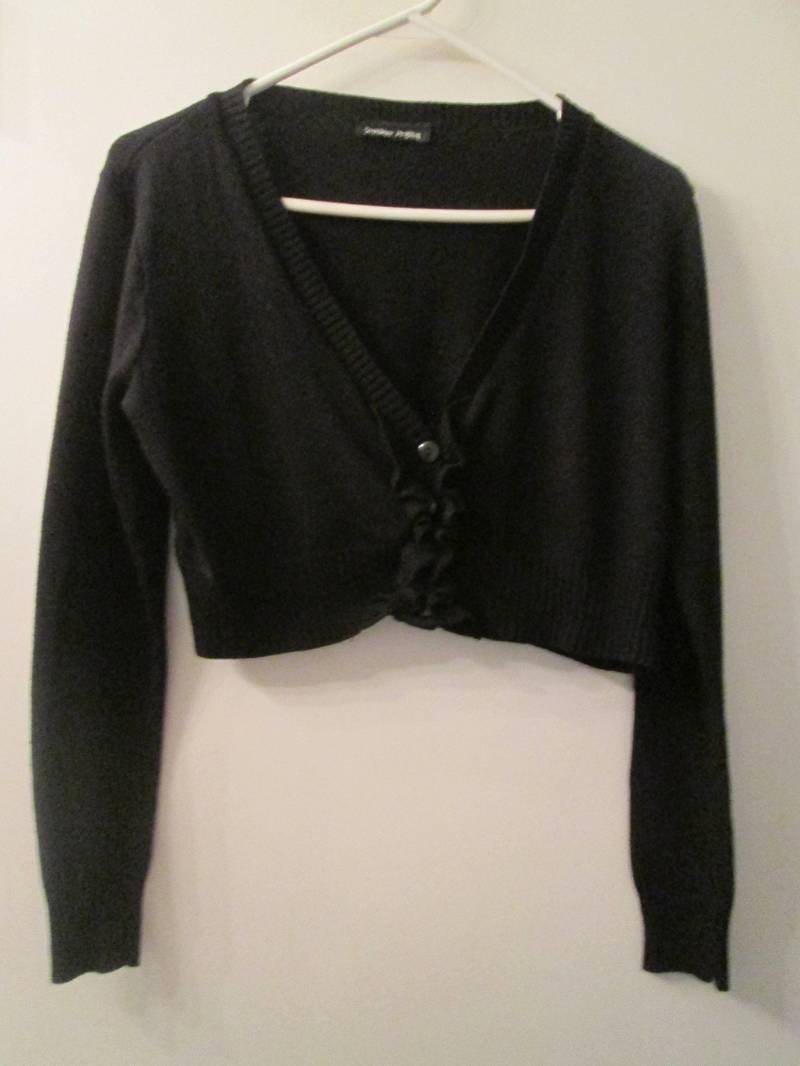 Vintage Schwarz Kurze Rüschen Achselzucken Pullover. "Bernadette" Kurzes Schwarzes Acryl-Achselzucken Mit Geraffter Frontknopfverschluss. Alles von MrsHummelsBasement