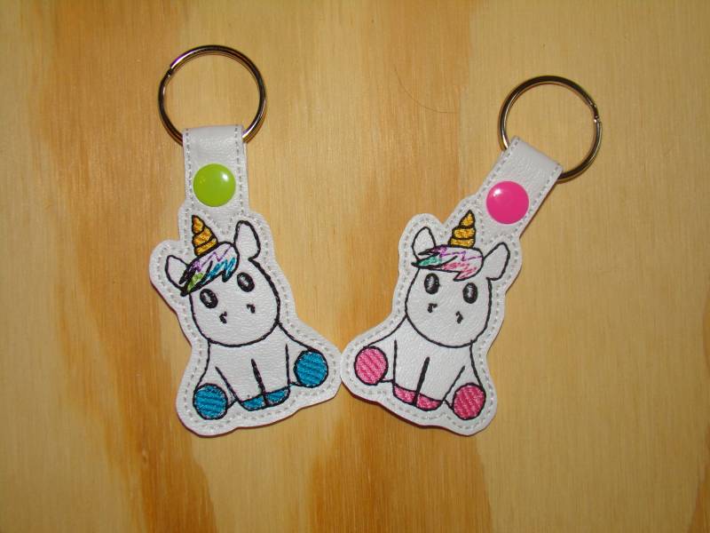 Bezaubernd & Niedliche Fantasy Einhorn Bestickte Schlüsselanhänger Aus Vinyl. Schöne Farben von MrsJoeSews