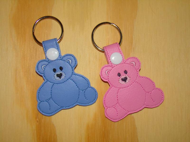 Die Süßesten Kleinen Teddybären Bestickt Aus Vinyl Schlüsselanhänger von MrsJoeSews