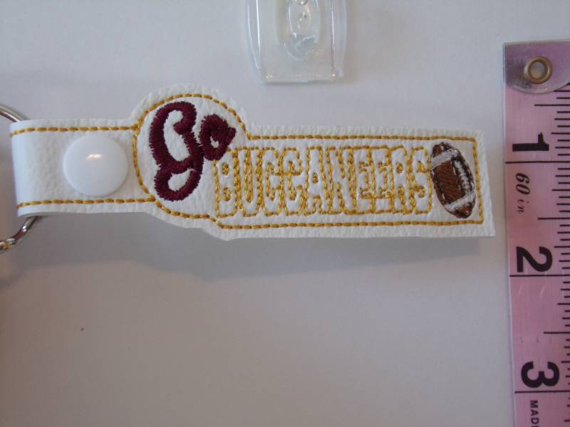 Go Buccaneers Fußball Bestickt Vinyl Schlüsselanhänger. Teamgeist. Milford von MrsJoeSews