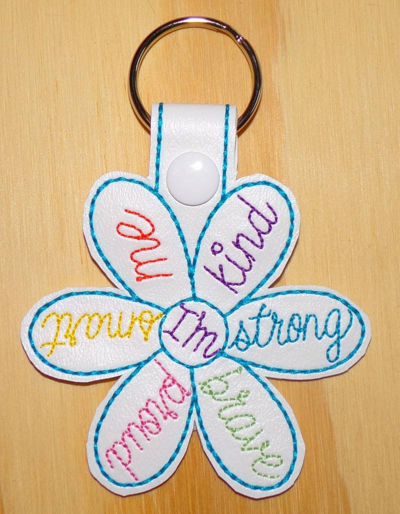 Ich Bin Stark, Mutig, Stolz, Klug, Freundlich, Mich... Inspirierender Schlüsselanhänger Aus Vinyl Daisy von MrsJoeSews