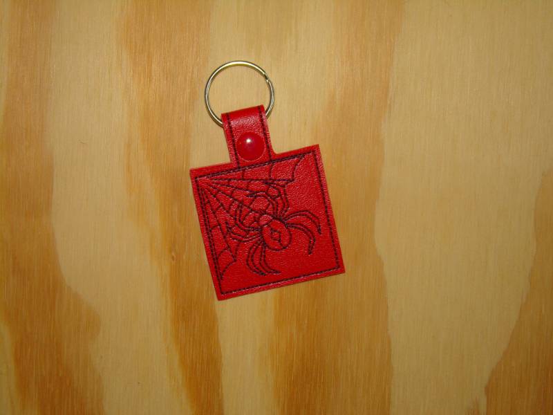 Spinne Und Netz Bestickte Schlüsselanhänger Aus Vinyl/Reißverschlusszug. Käfer, Insekten von MrsJoeSews