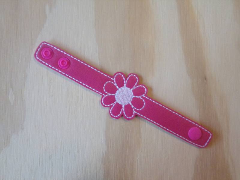Verstellbare Rosa Blumen Bestickte Vinyl Armbänder Die Kinder Werden Diese Lieben von MrsJoeSews
