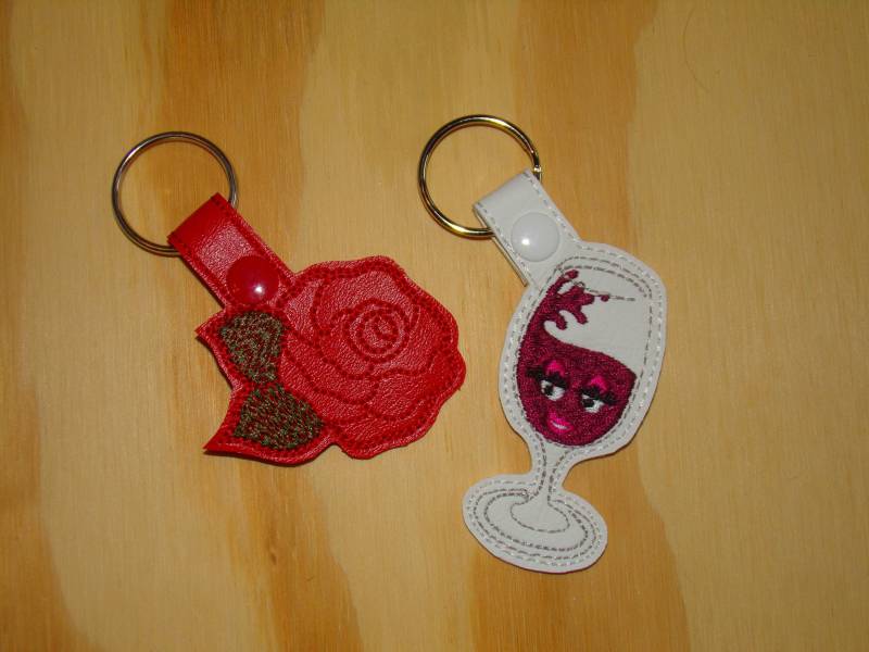 Wunderschöne Rote Rose, Oder Lächelnder Weinglas Vinyl Schlüsselanhänger Sich Romantisch Fühlen Einfach Nur Spaß Haben von MrsJoeSews
