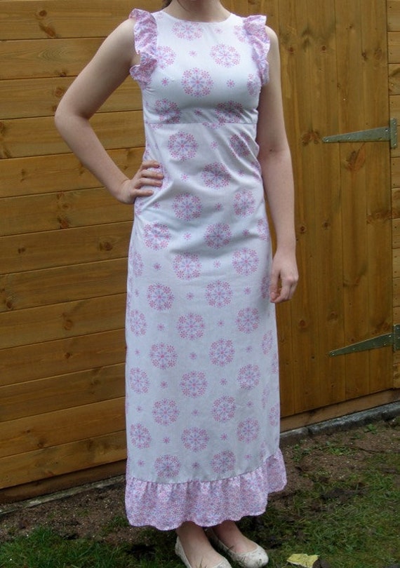 1970 Vintage Miss Selfridge Kleid in Rosa & Weiß 1970 Vintage Miss Selfridge Kleid in Rosa & Weiß von MrsPeerybingle