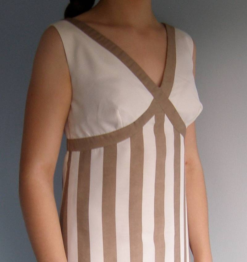Vintage 60Er Jahre Weißes Kaffee Gestreiftes Kleid in Voller Länge, Grecian Style Vintage 60Er Jahre Weißes Kaffee Gestreiftes Kleid in Voller Länge, Grecian Style von MrsPeerybingle