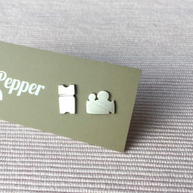 sterling Silber Kinokarte & Kamera Ohrstecker Film Liebhaber Geschenk sterling Silber Kinokarte & Kamera Ohrstecker Film Liebhaber Geschenk von MrsPepper