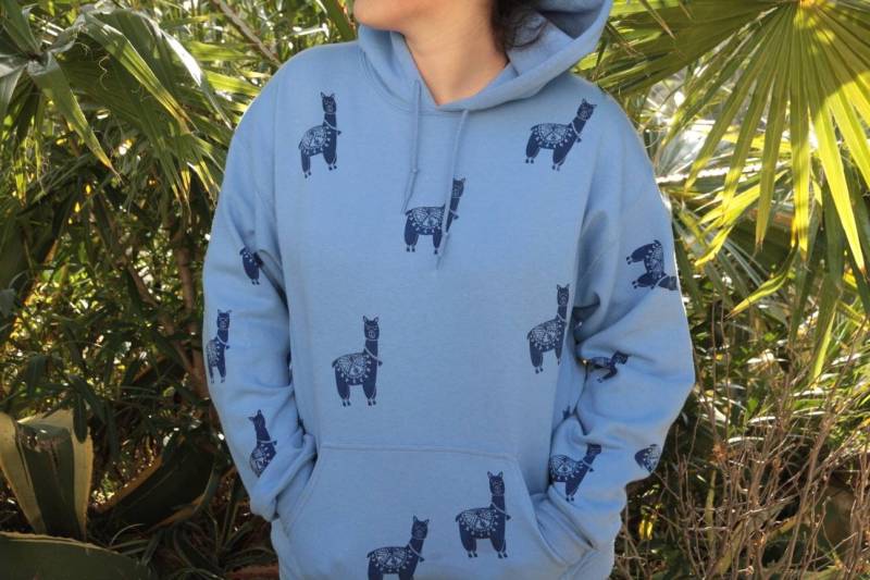 Alpaka Hoodie Sweatshirt Viele Kleine Alpakas - Kapuzen/Pulli All Over Print Muster Handprinted Unisex von MrsSoleilMrsLune