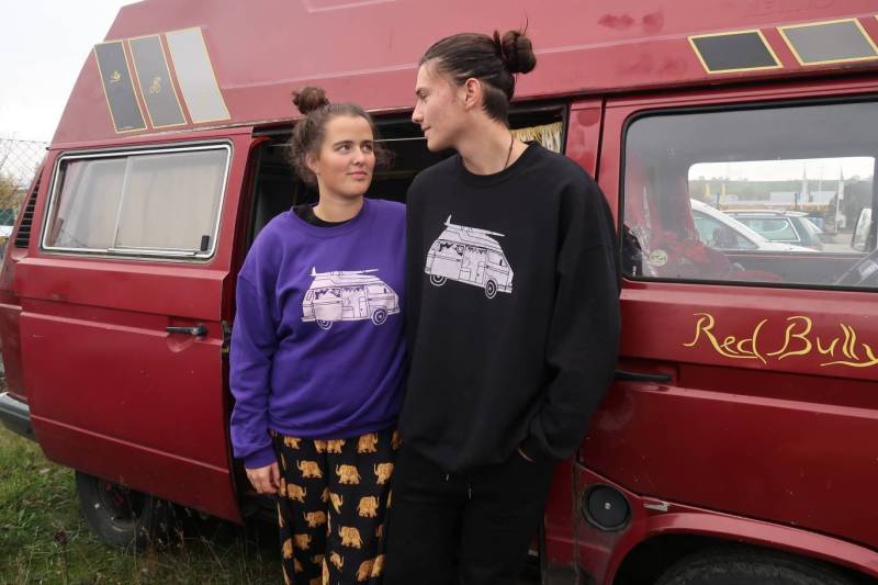Bulli Camper Van With Dog Sweatshirt/Bus Camping Oldtimer Hund Pullover - Surfbrett Surfboard Surfen Vanlife Handprinted -Unisex von MrsSoleilMrsLune