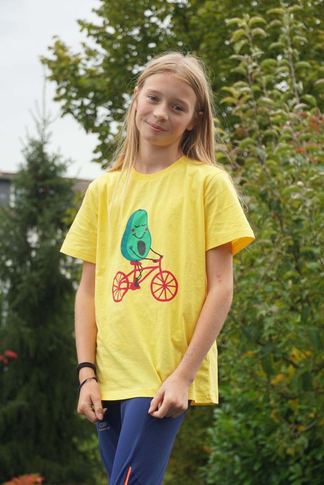 Fairtrade Kinder T-Shirts Avocado Auf Fahrrad - Gelb/Kids Shirt Avocado On A Bike Yellow Handdruck von MrsSoleilMrsLune