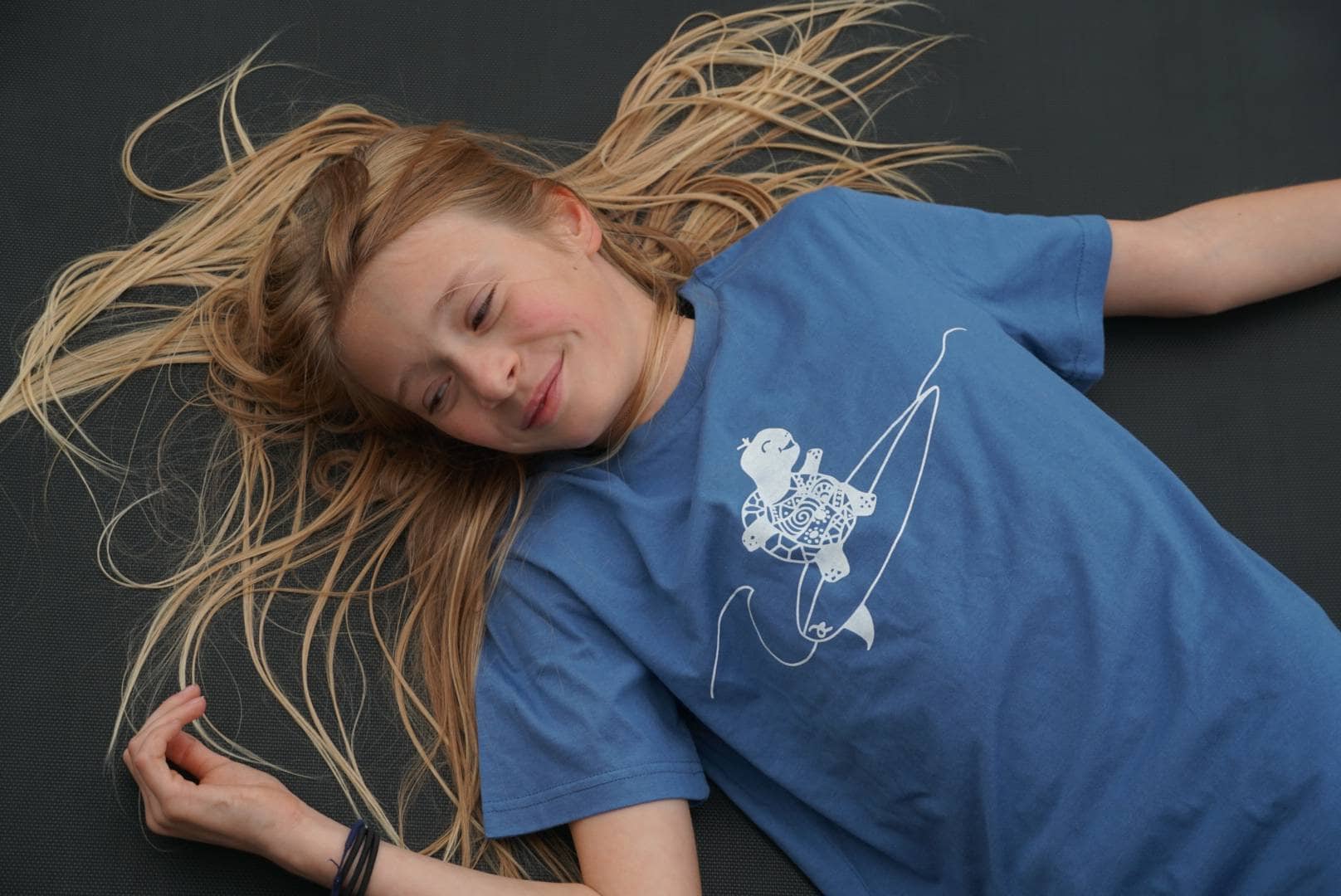 Fairtrade Kinder T-Shirts Surfende Schildkröte - Blau Surfen/Kindershirt Surfer Handbedruckt von MrsSoleilMrsLune