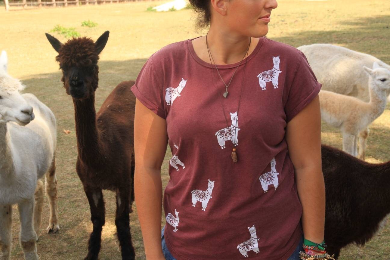 Fairtrade Stone Washed Damen Alpaka T-Shirt Viele Kleine Alpakas/Alpaca Shirt All Over Print Handprinted & Bio Baumwolle von MrsSoleilMrsLune