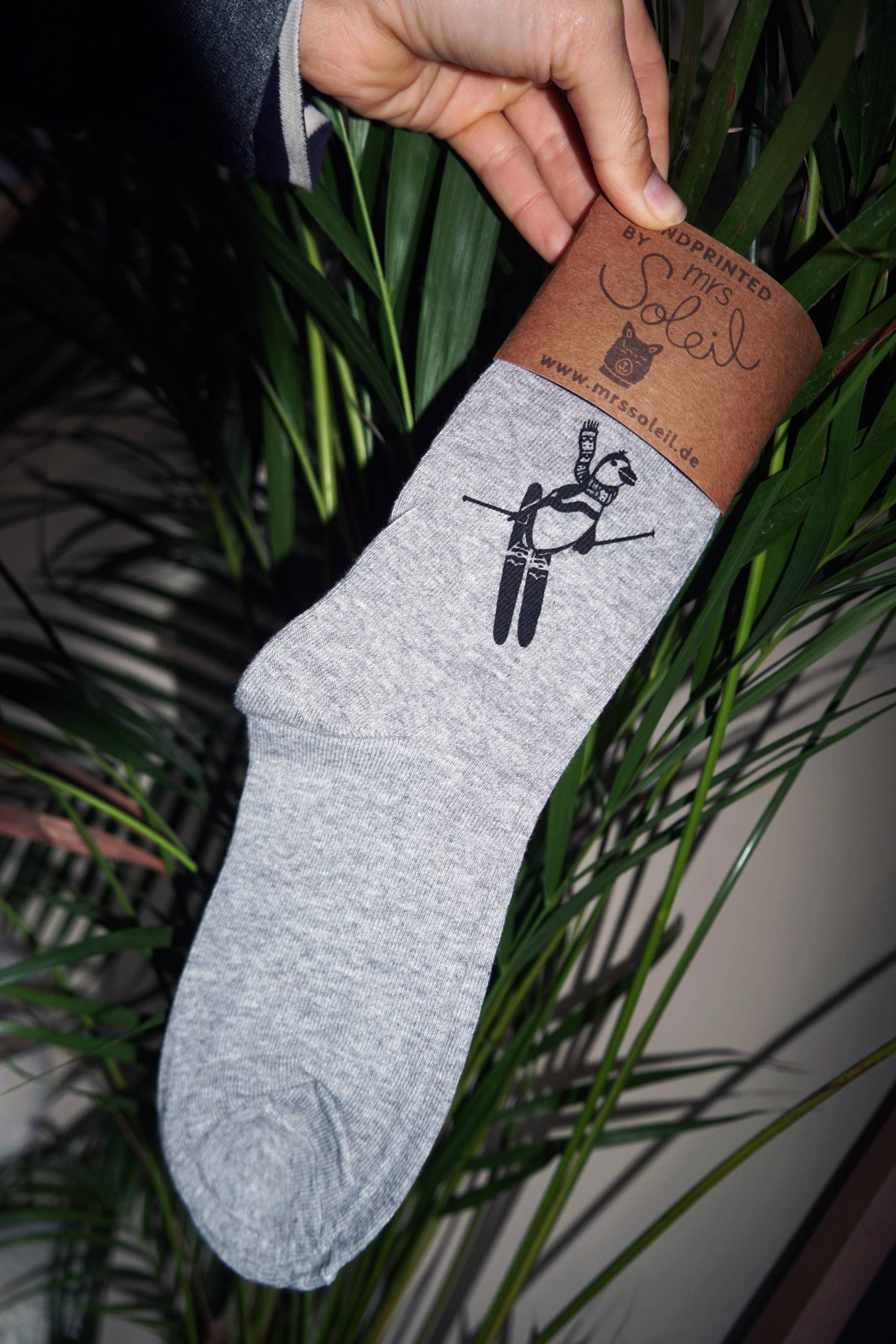 Skifahrer Pinguin Socken - Handbedruckt Unisex Geschenkidee Mrs Soleil Handprint von MrsSoleilMrsLune