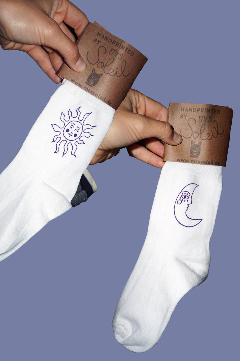 Sonne-Mond Socken Weiß - Handbedruckte Baumwollsocken Unisex Geschenkidee Mrs Soleil Handprint von MrsSoleilMrsLune