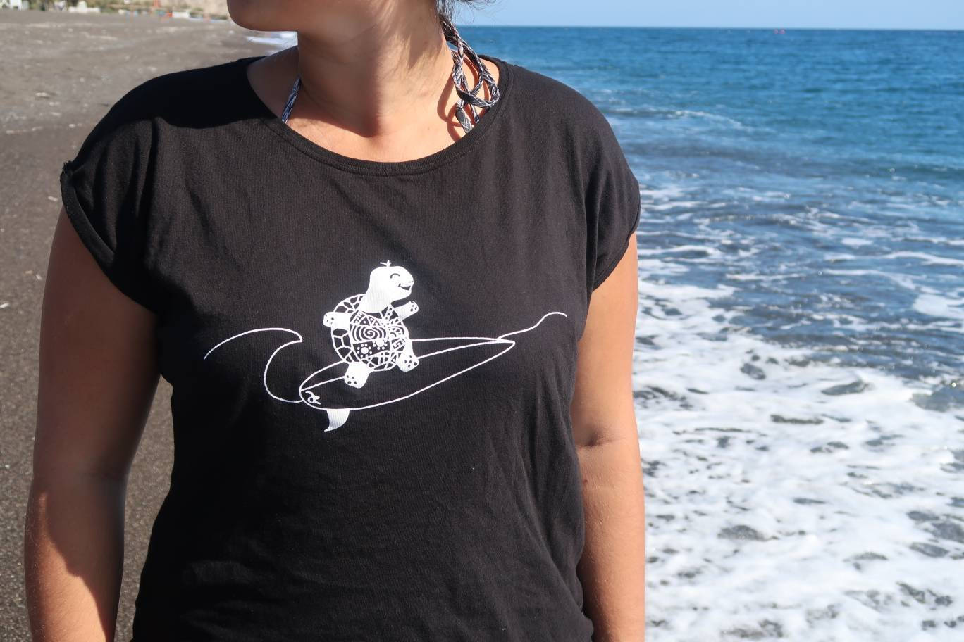 Surfing Turtle Shirt - For Women/Surfende Schildkröte T-Shirt Für Frauen Surfen Handprinted von MrsSoleilMrsLune