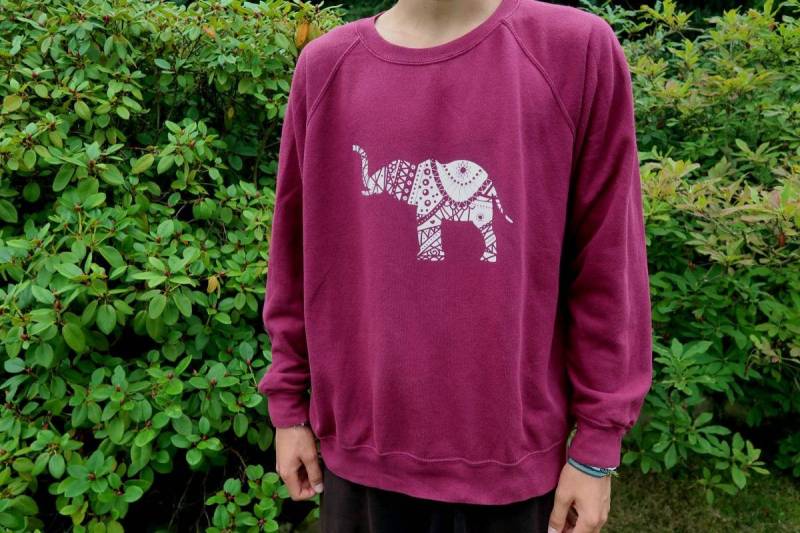 The Elephant Of Adventures - Sweatshirt/Der Elefant Der Abenteuer Pullover Handprinted Unisex von MrsSoleilMrsLune