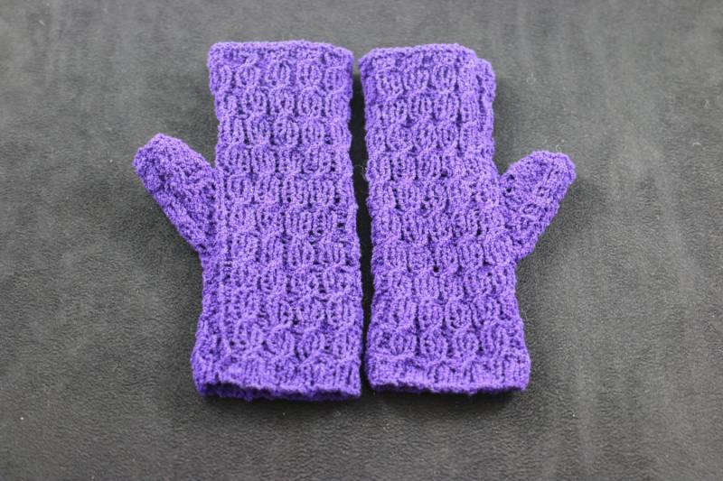 Fingerlos/Handgestrickt Lila Damen Mädchen Handschuhe Winterzubehör Versandfertig von Mrsbshopetsy
