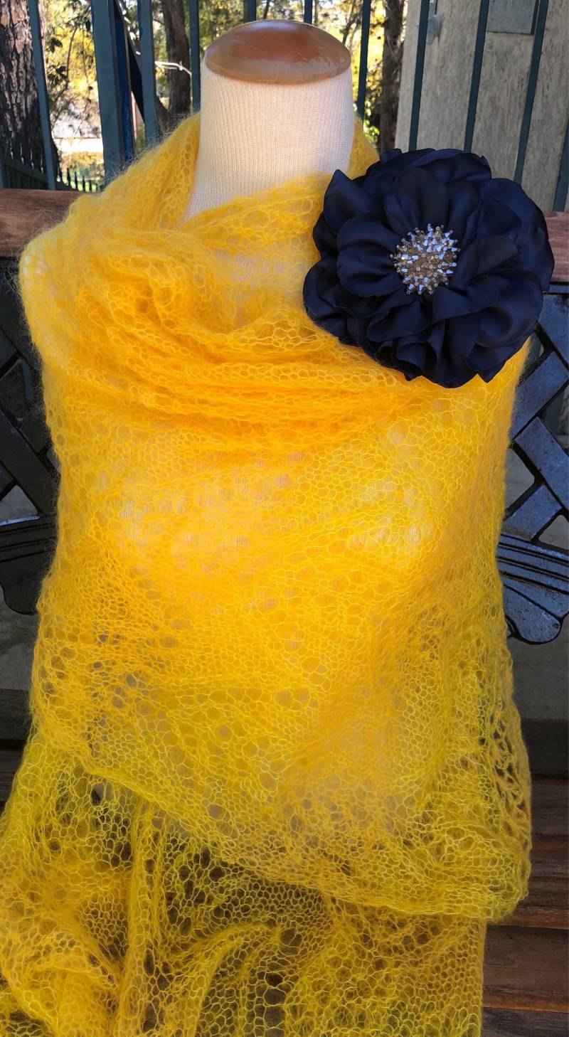 Gelber Schal, Gestricktes Extra Langes Mohairtuch, Zwei Gelbtöne, Warm, Spitzenmuster Zart von Mrsbshopetsy