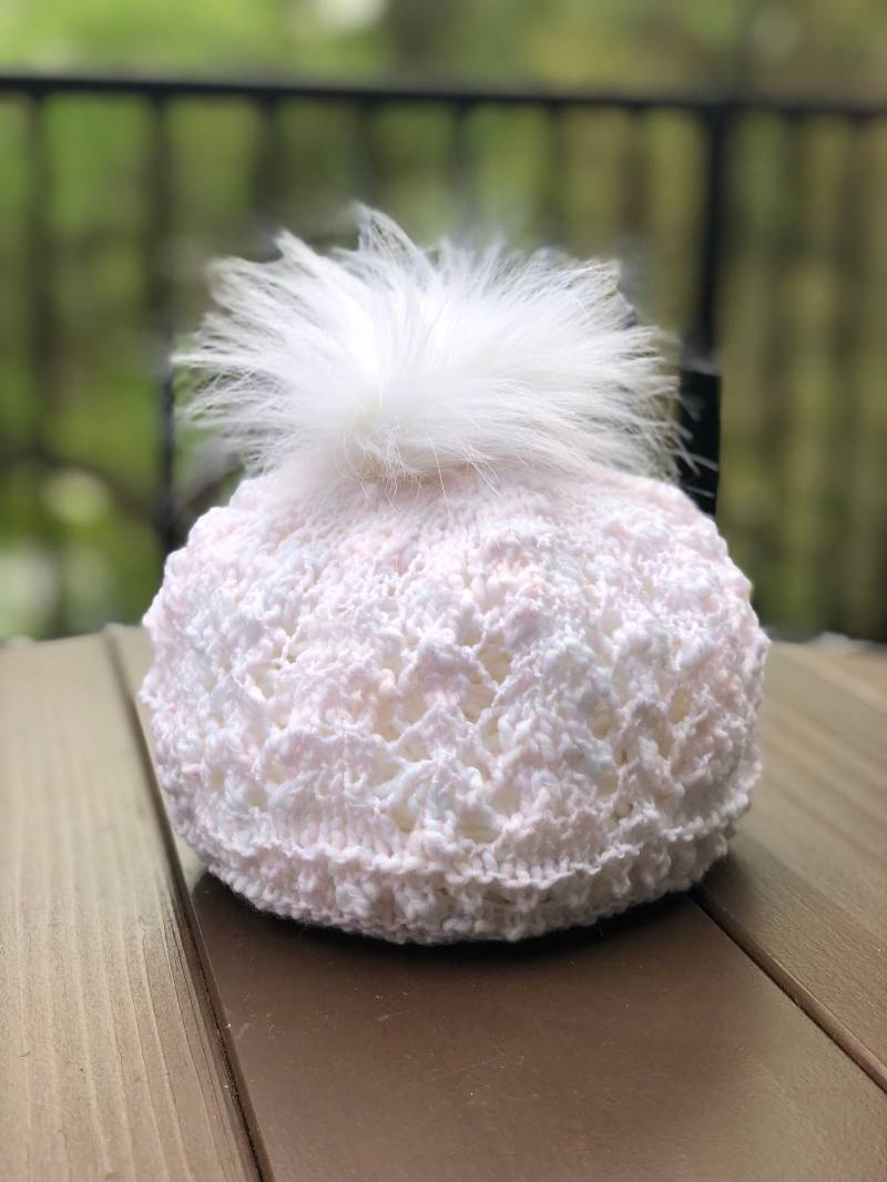 Hand Gestrickte Weisse Mütze Für Alle Jahreszeiten , Weiß , Rosa Und Hellblau , Hut Mit Kunstpelz Bommel Sofort Versandfertig von Mrsbshopetsy