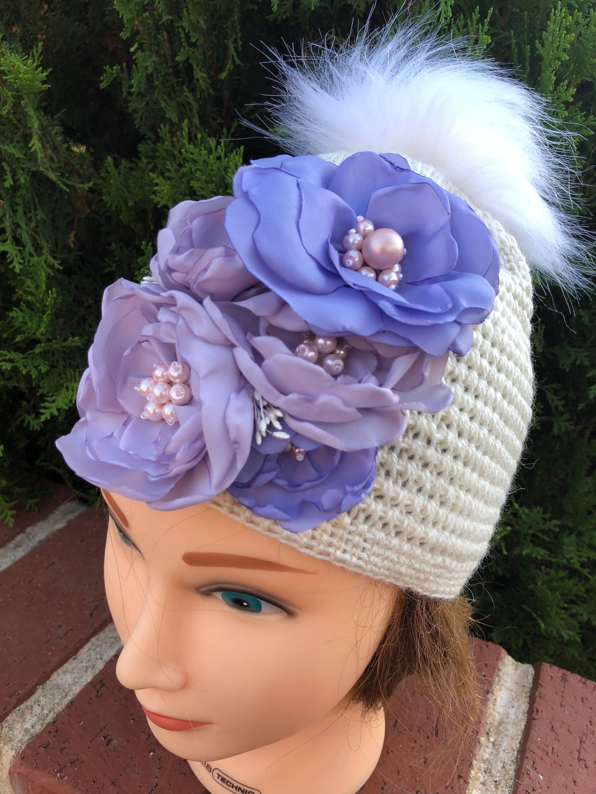 Mädchen Hut/ Gehäkelte Mütze Mit Seidenblumen/ Wollmütze Blume/ Hut Kunstfell Bommel/ Geschenk/ Winter Accessoires/ Sofort Lieferbar von Mrsbshopetsy