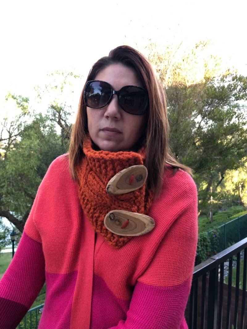 Orange Cowl/Hand Gestrickter Schal Warmer, Gemütlicher Mit Holzknöpfen Geschenk Kleidung Sofort Versandfertig von Mrsbshopetsy