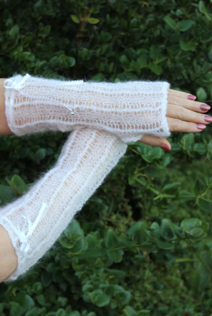 Weiße Gestrickte Fingerlose Handschuhe, Hochzeit, Handwärmer, Weißer Mohair, Lange Handschuhe Mit Spitzenmuster, Und Swarovski Kristalle von Mrsbshopetsy