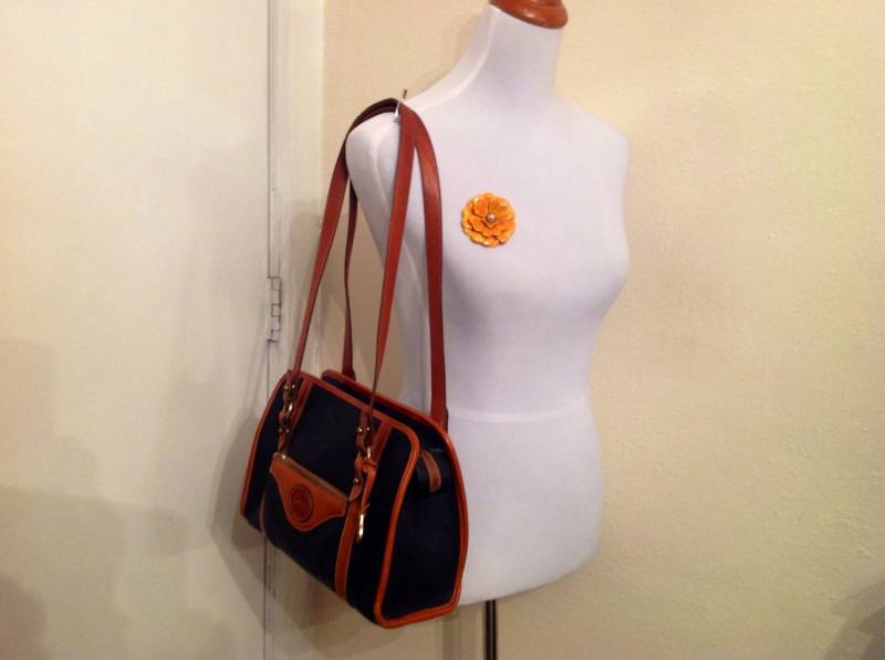 Vintage Dooney Bourke Schultertasche Blau Leder Tan Trim Chic Preppy Style Mode Back-To-School Wear von Ms2SweetVintage