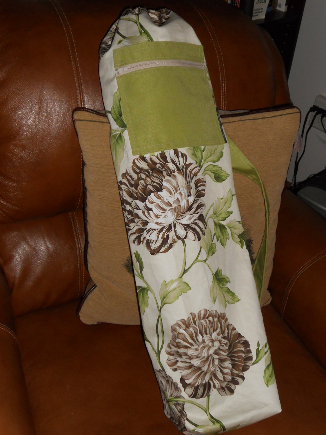 Chrysanthemum Yogamatte Tasche Mit Reißverschlusstasche, Aufbewahrungstasche, Schultergurt, Crossbody von MsKarenNY
