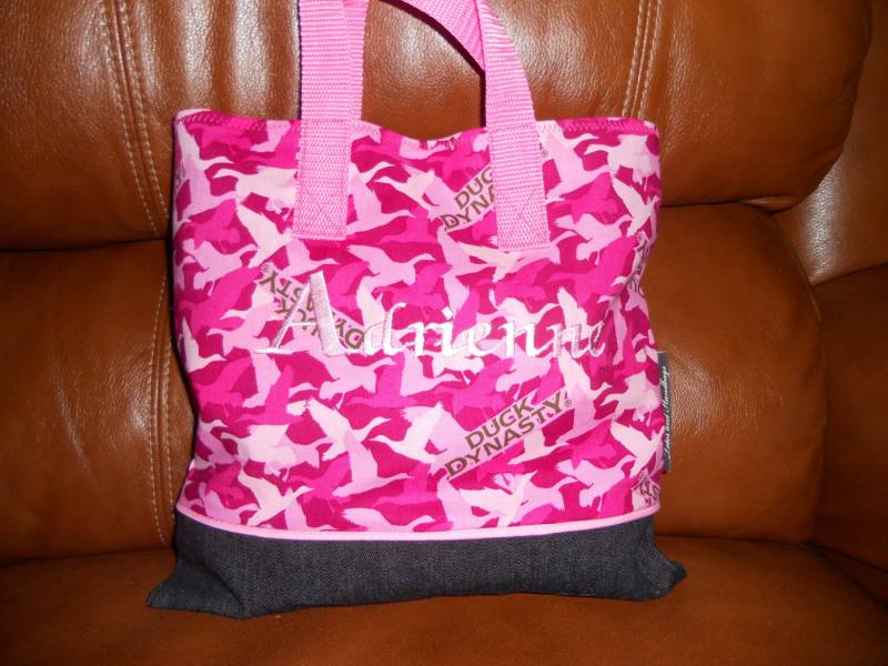 Enten-Dynastie in Rosa Kindertasche/Büchertasche Organizer Übernachttasche Bestickt Zierpaspel von MsKarenNY