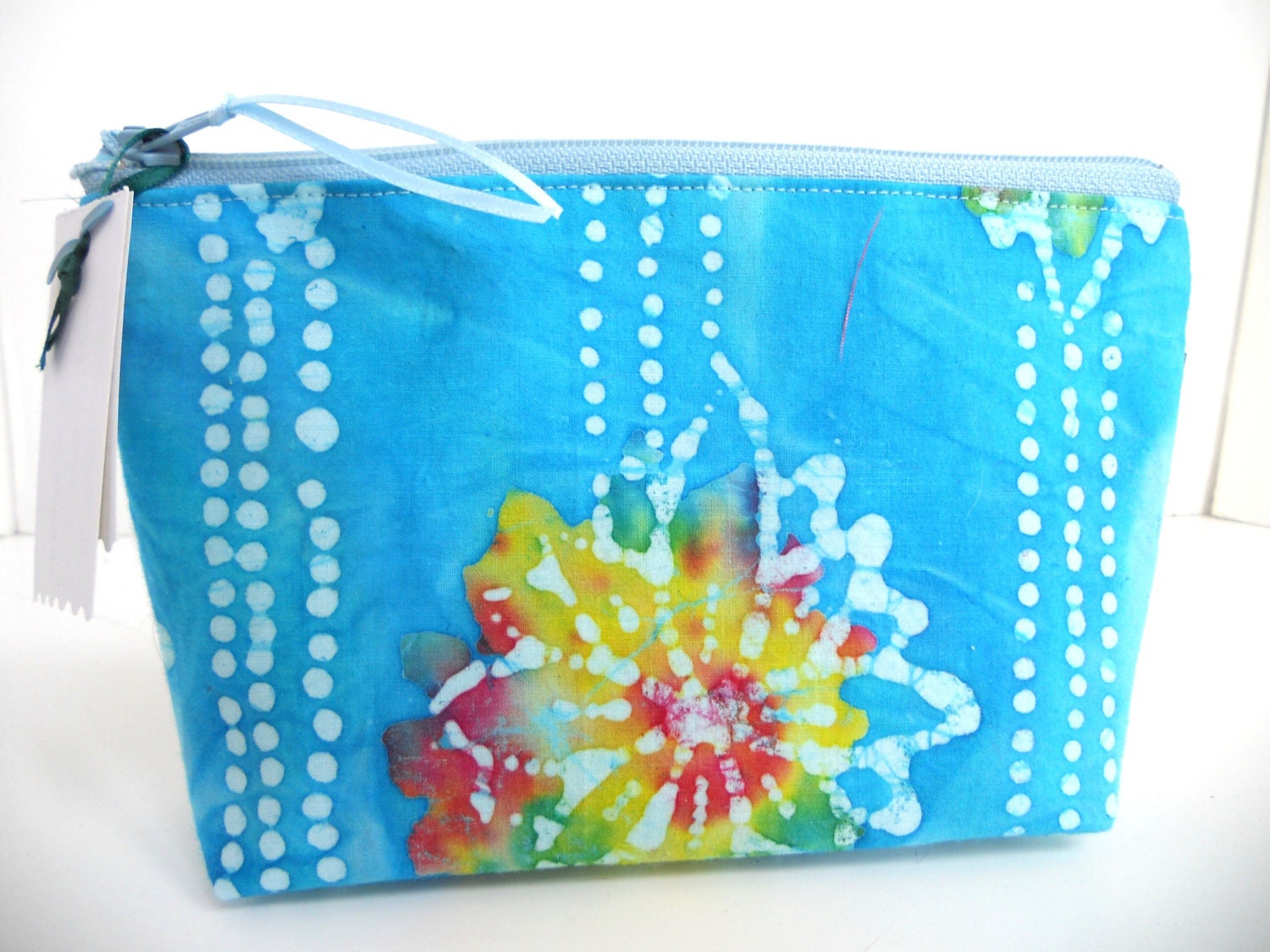 Flower-Power-Batik Kosmetiktasche/Münze Speicher Handy Handytasche von MsKarenNY