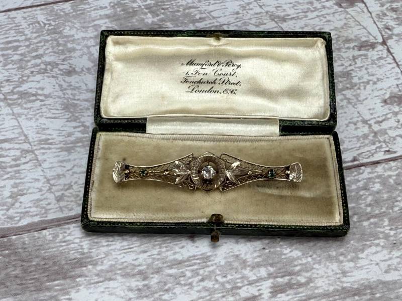 Antike Art Deco 14K Weißgold Filigrane Brosche Mit Diamant Und Grünem Smaragd von MsMalenasVintage