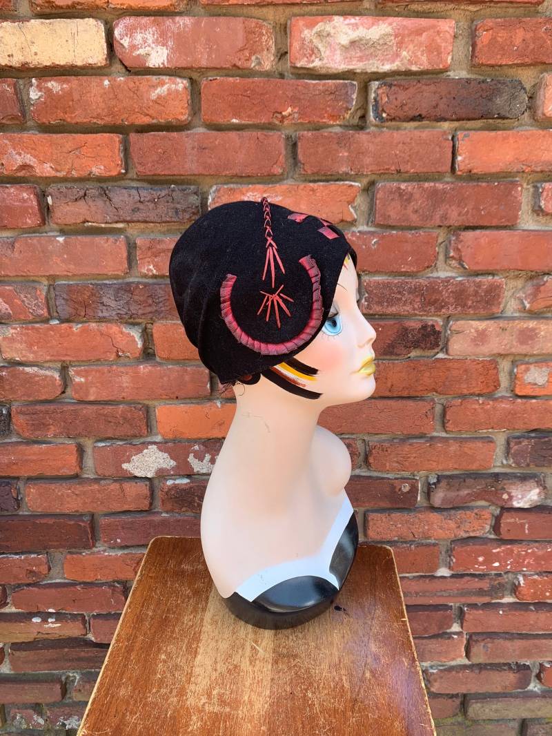Vintage 1920Er Jahre Art Deco Modelle Der Mode Geformter Filz Cloche Hut Mit Banddetails Und Stickerei von MsMalenasVintage