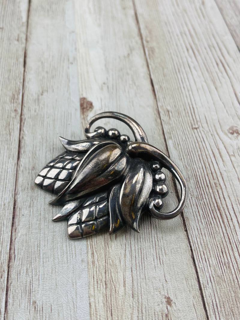 Vintage 1940Er Jahre Gut Gemacht Sterling Silber Designer Signiert Viking Craft Large Acacia Flower Blossom Pin Oder Brosche von MsMalenasVintage