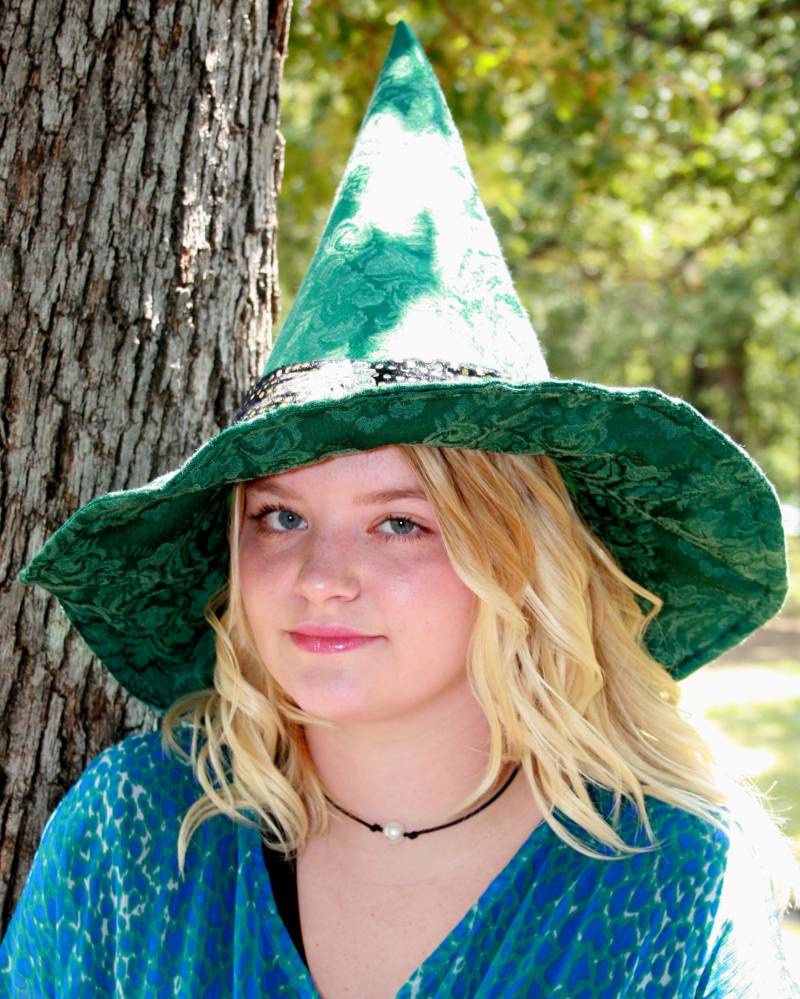 Grüne Brokat Hexen Hut von MsNeedles